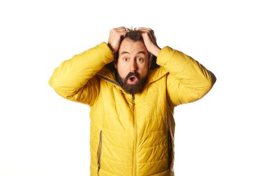 İnanılmaz bir şaşkınlık içindeyim. Şaşkın ve ağzı açık bir adam. Sakallı bir gencin portresi.