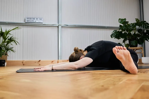 Kafkasyalı Bir Kadının Yoga Streç Spor Giyim Doğal Işık Kapalı — Stok fotoğraf
