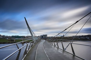 Londonderry, Peace Bridge, Kuzey İrlanda manzaralı bulutlara uzun süre maruz kalmıştır.