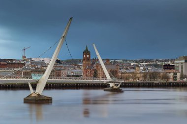 Londonderry 'li Foyle nehri üzerindeki asma köprü, Barış Köprüsü, Kuzey İrlanda
