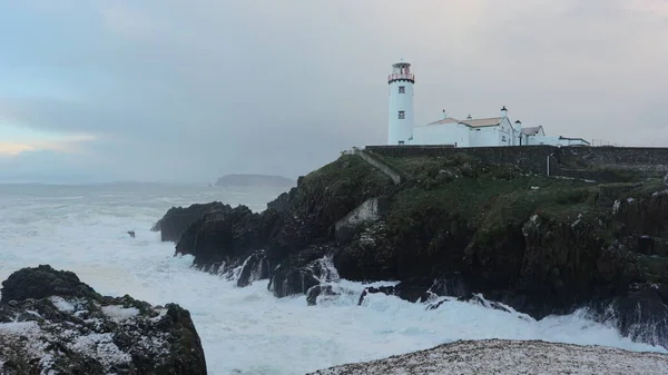 ファナドヘッド灯台で日の出 アイルランドのドニゴール郡の海岸 野生の大西洋の道 — ストック写真