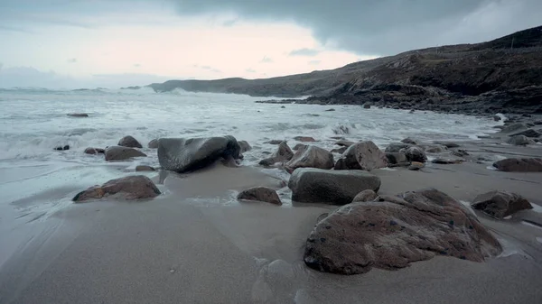 Skalnatá Pláž Surfování Při Západu Slunce Pláži Donegalu Irsko Divoký — Stock fotografie