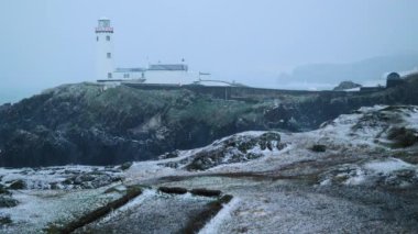 Fanad Head Deniz Feneri 'nde kar fırtınası. İrlanda 'da Donegal Eyaleti kıyısı. Vahşi Atlantik yolu