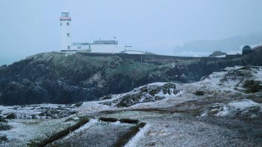 Fanad Head Deniz Feneri 'nde kar fırtınası. İrlanda 'da Donegal Eyaleti kıyısı. Vahşi Atlantik yolu