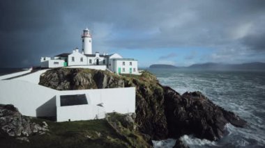 Fanad Head Deniz Feneri 'nden güzel bir sahne. İrlanda 'da Donegal Eyaleti kıyısı. Vahşi Atlantik Yolu. Bulutlu gökyüzü ve büyük dalgalar