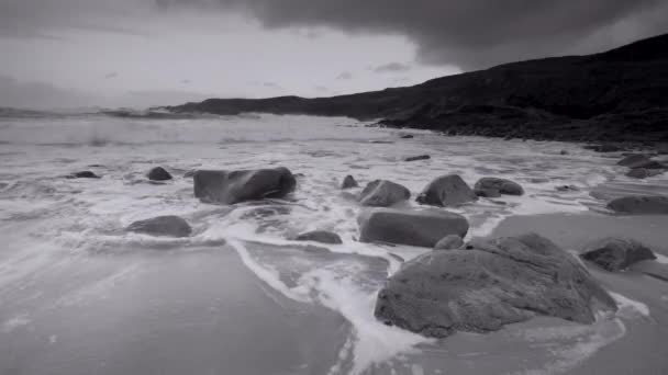 아일랜드 돈갈에 해변의 석양에는 바위투성이의 파도가 옵니다 야생의 대서양 모노크롬 — 비디오
