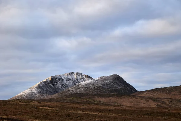 Errigal Mountain County Donegal Zasněžený Vrchol Zimě Oblačným Nebem Krásnými — Stock fotografie