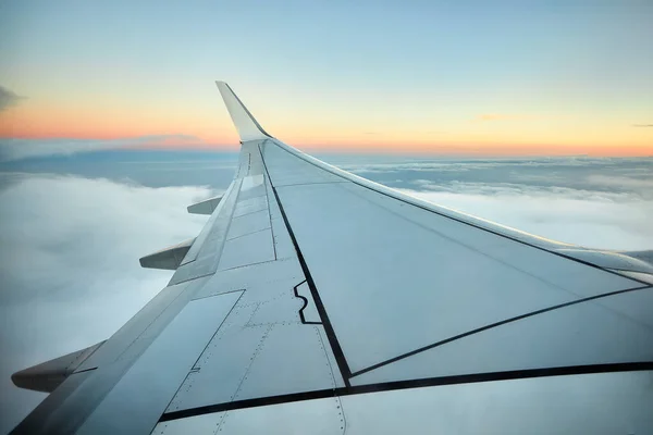 Vista Aereo Ala Aereo Passeggeri Tramonto Con Cielo Nuvoloso Concetto — Foto Stock