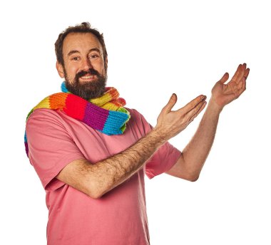 40 'lı yıllardaki heyecanlı sakallı adam, iki elini de beyaz arka planda uzatarak fotokopi alanını işaret ediyor. günlük aşınma ve eşarp lgtbq konsepti