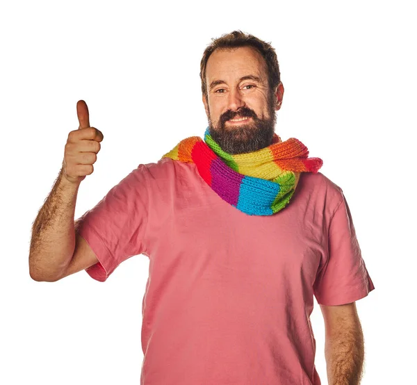 Şık beyaz tişörtlü mutlu sakallı adam. Parlayan gülüşü baş parmağını gösteriyor. Beyaz arka planda izole edilmiş. lgtbq eşarp gay konsepti. Aferin, aferin. anlaşma kavramı