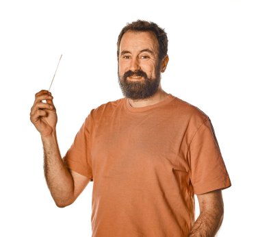 Sakallı adam nahoş bir ifadeyle antijen testi yapıyor. Reklam için beyaz izole edilmiş arka planda. Sınava girerken rahatsız..