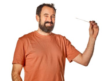 Covid salgınında önlem almaktan gurur duyan mutlu bir adam. Antijen testini gösteriyor..