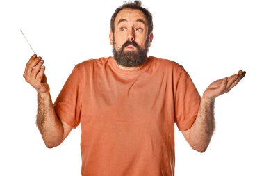 Kafası karışmış ve hızlı antijen testinden ne çıkacağından şüphe eden bir adamın komik ifadesi. Kapalı.