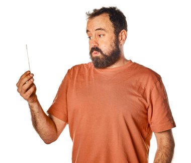 Bir antijen çayının önünde korkmuş ve esiyor. Beyaz kesme arkaplanındaki komik ifade.