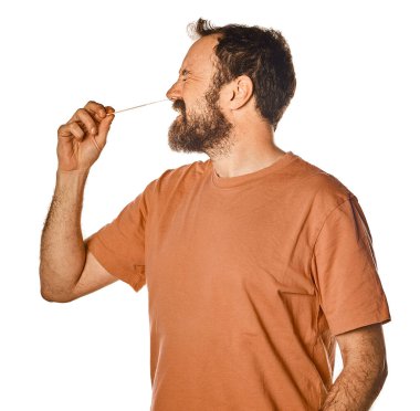 Sakallı adam nahoş bir ifadeyle antijen testi yapıyor. Reklam için beyaz izole edilmiş arka planda. Rahatsız edici..