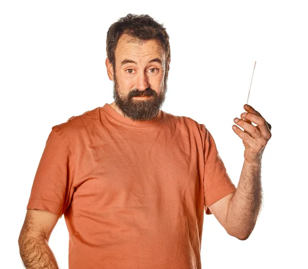 Çekici bir adam hızlı antijen testi için örnek gösteriyor. Salgın ve insani kriz.