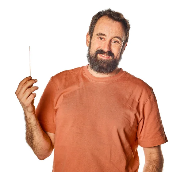 Mutlu ve memnun bir adam beyaz izole arkaplanda pamuk örneklerini gösteriyor.