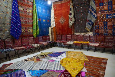 Fas 'ın dış kesimindeki Fas pazarında geleneksel halı seçimi