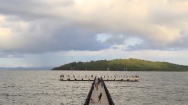 Caraga Surigao del Norte Filipinleri 'nde bir sahil şeridinde deniz kenarındaki bir rıhtımda Doğa Kıyısı