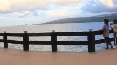 Caraga Surigao del Norte Filipinleri 'nde bir sahil şeridinde deniz kenarındaki bir rıhtımda Doğa Kıyısı