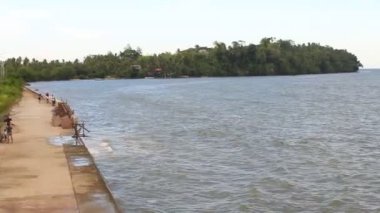 Caraga Surigao del Norte Filipinleri 'nde bir sahil şeridinde deniz kenarındaki bir rıhtımda Doğa Kıyısı