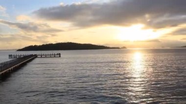 Yaz aylarında okyanus manzaralı turist limanı