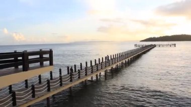 Yaz aylarında okyanus manzaralı turist limanı