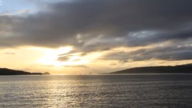 Dalgalar denizdeki bir deniz duvarına çarpıyor.