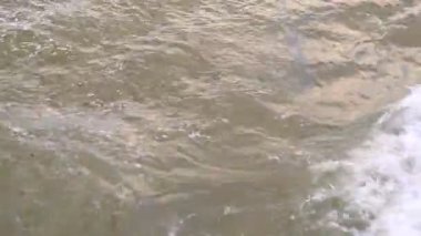 Dalgalar bir deniz duvarına vuruyor Dağın güzel manzarası