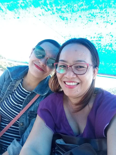 Mutter Und Tochter Auf Einem Grünen Parkblick Während Sie Smiley — Stockfoto