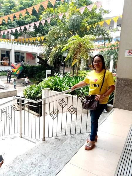 Frau Auf Einem Grünen Parkblick Während Sie Cagayan Oro Philippinen — Stockfoto