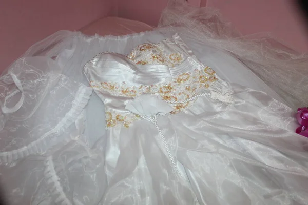 Biała Suknia Ślubna Połóż Się Łóżku Akcesoriami Koraliki Kwiat Bukiet — Zdjęcie stockowe