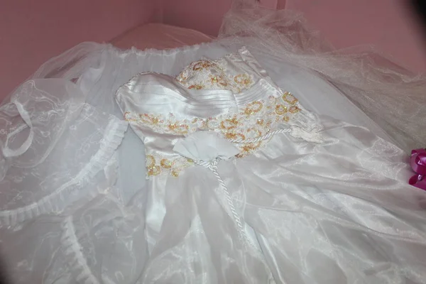 Vestido Novia Blanco Acostado Una Cama Con Accesorios Perlas Ramo — Foto de Stock