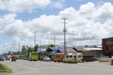 Mavi gökyüzü yazında hareket halindeki taşımacılığıyla Şehrin Otoyolu 