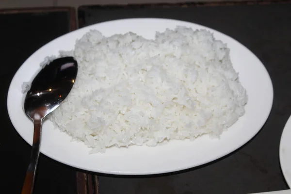 Vaření Rýže Talíři Podává Restauraci — Stock fotografie