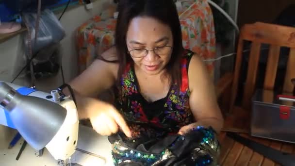 Крупним Планом Жінка Каналізація Роботі Власного Бізнесу Шиття Одягу Повсякденна — стокове відео