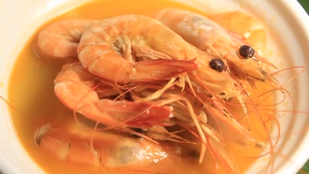 Délicieuse Recette Crevettes Cuites Sur Une Assiette Blanche — Video