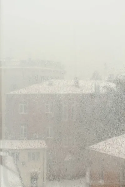 Dışarıdaki Buzla Kaplı Bir Pencereden Sokak Manzarası Sıkıcı Bulutlu Kış — Stok fotoğraf