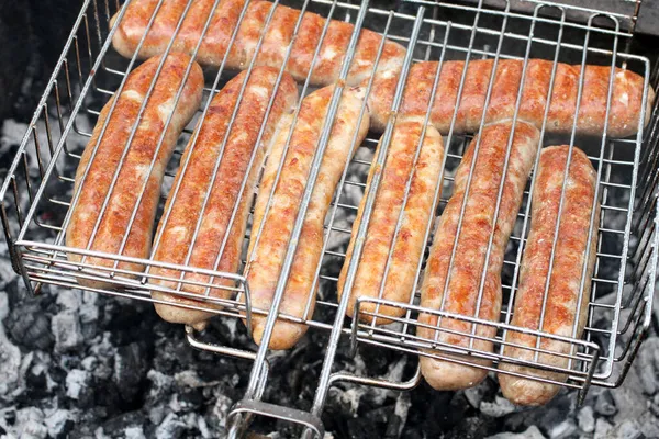 肉ソーセージグリルグラーツの間に圧迫 グリルブラジャーでフライパン — ストック写真