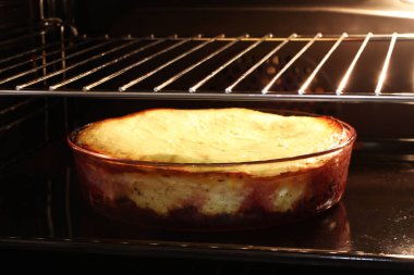 Fırında ahududu ve fındıklı süzme peynir güveci pişiriliyor. Yakın çekim..