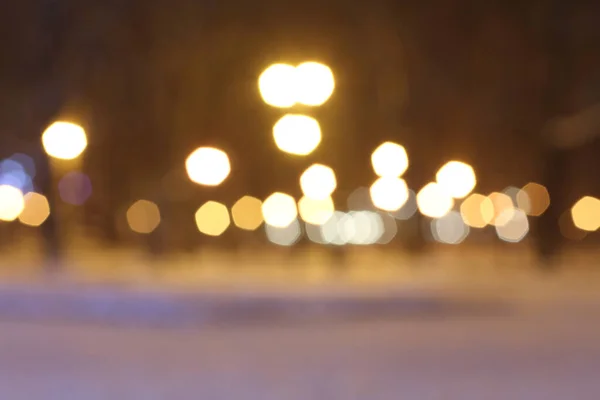 Kışın Parkta Fenerlerin Bulanık Işıkları Gece Çekim Yapmak — Stok fotoğraf