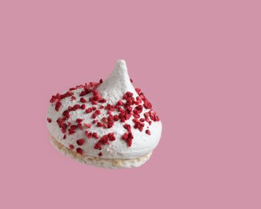 Açık pembe arka planda kurutulmuş ahududulu kremalı pasta. Yakın çekim.