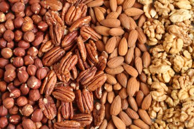 Çiğ fındık, ceviz, badem ve keten kumaş üzerinde ceviz. - Yakın çekim. Makro.