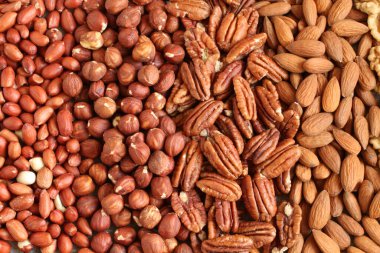 Çiğ fıstık, fındık, ceviz, badem ve keten kumaş üzerinde ceviz. - Yakın çekim. Makro.