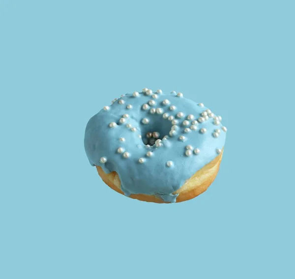 Donuts Bedekt Met Lichtblauwe Glazuur Bestrooid Met Parelsuiker Kralen Een — Stockfoto