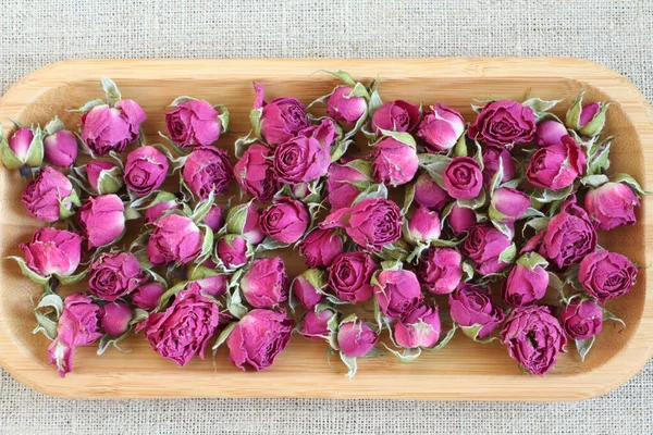 Сушеные Розовые Цветы Деревянной Тарелке Вид Сверху Крупный План — стоковое фото