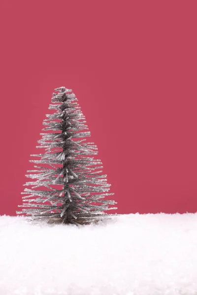 Іграшка Срібна Ялинка Штучному Білому Снігу Рожевому Фоні — стокове фото