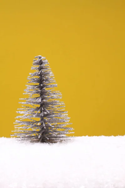 Giocattolo Argento Albero Natale Sulla Neve Artificiale Bianca Contro Sfondo — Foto Stock