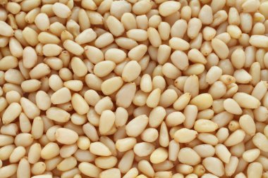 Rastgele dizilmiş çiğ çam fıstığı yığını. Yukarıdan bak. Yakın çekim.