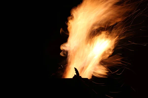 Пламя Огня Искры Дров Горящие Металлическом Камине Снаружи Ночью Против — стоковое фото